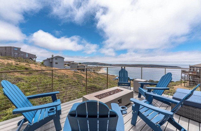 Yacht Club~ Charming Beach House w/Sea Views! Avail for Month at a time!