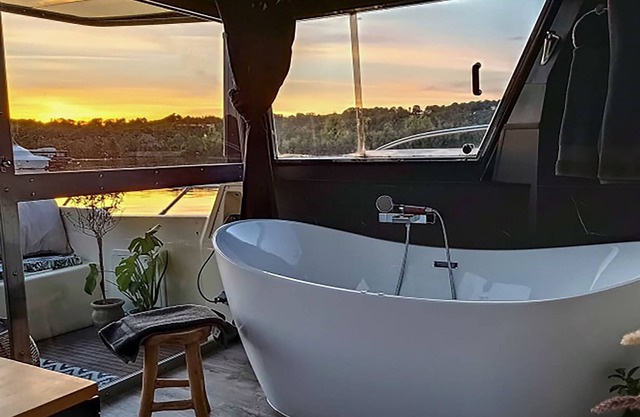 Barco-Suite-Jacuzzi-Vista al Lago-Odysea : Yacht de rêve