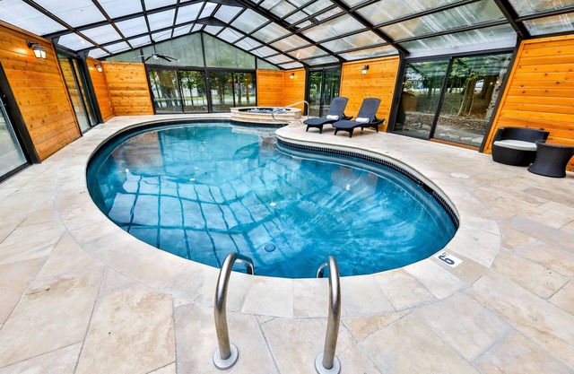 Sí, su propia piscina interior climatizada privada.