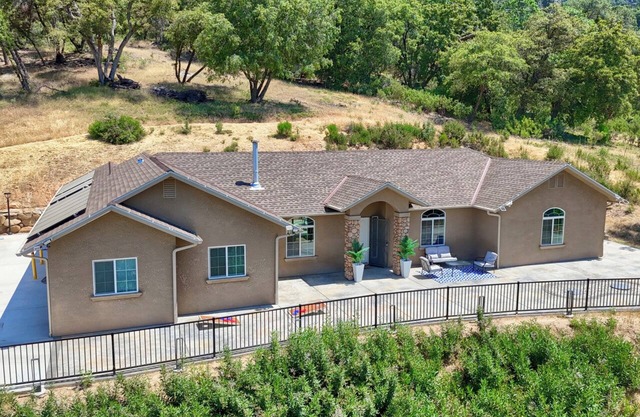 Yosemite Villa Near Bass Lake, Oakhurst, Mariposa with HotTub, Games, EV Charger