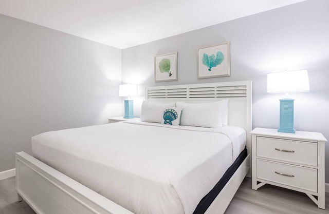 Your Home Away From Home! Restaurant, Free Parking, Kids Pool w/ Water Slides