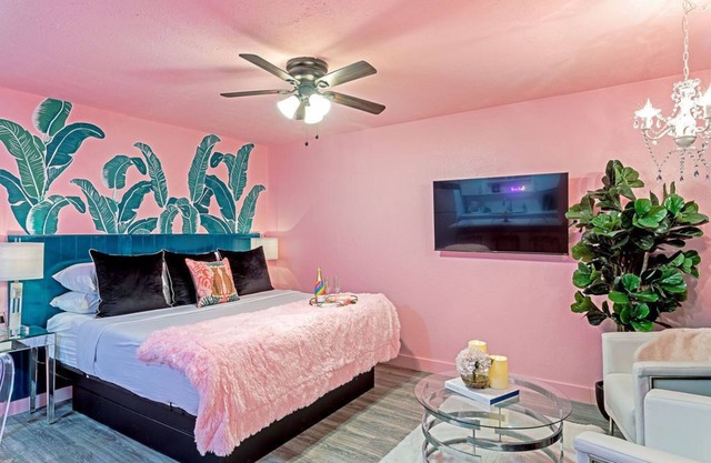 Your Montrose Studios! Sleeps 28/14BR/14BA/7PA