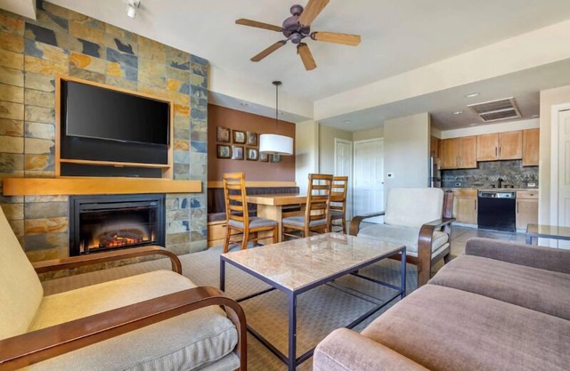 Your Peaceful Mountain Escape! Full Kitchen, Outdoor Swimming Pool!
