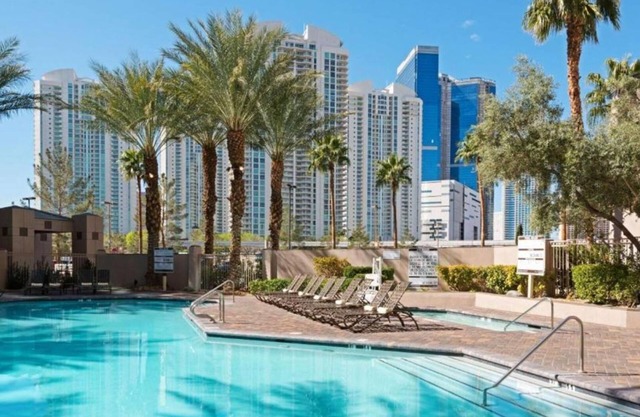 Your Peaceful Vegas Oasis, Paradise- Hilton Studio Steps from Strip- Huge Pool