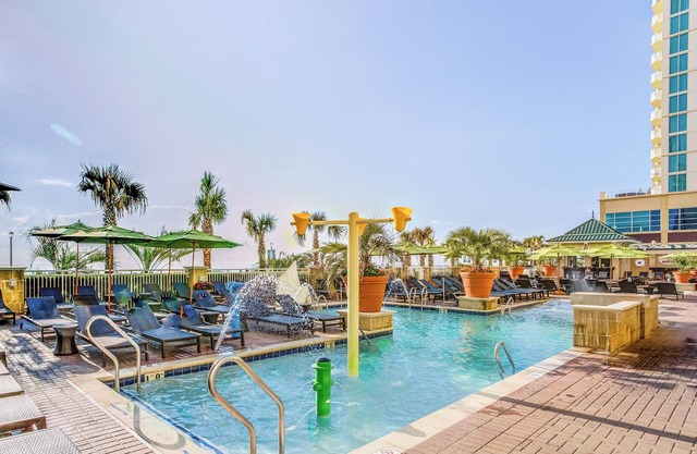 Your Relaxing Beachfront Haven! Kitchenette, Outdoor Swimming Pool!
