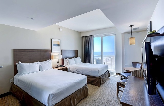 Your Ultimate Virginia Beach Getaway! Swimming Pool, Kitchenette!