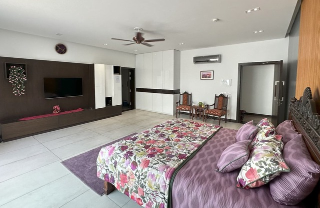 Zaha Home:Glanz Luxe-1BR+kitchenette+terrace in Upper portion of 6kanal Bungalow