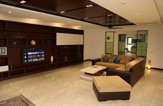 Zaha Home: Glanz Luxe 2br+DD+K - top portion of 6 kanal villa