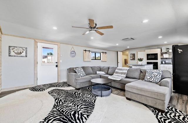 Cozy cottage stay on a Prescott ranch | zebras| farm animals| mountain views | easy access to trails
