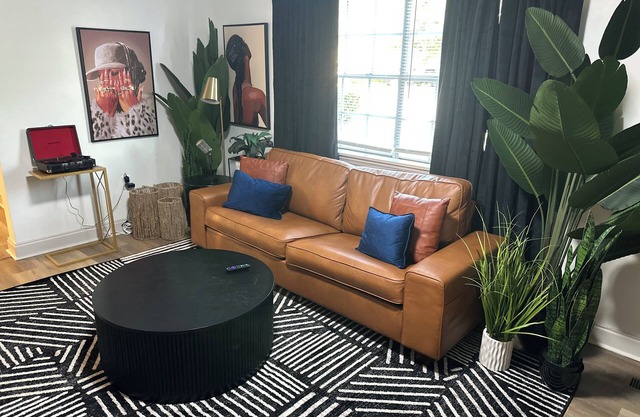 Zen Garden Bungalow close to Downtown