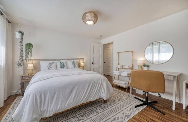Zen Garden Retreat, 2queen + 2full sized beds, near UO, fast Wi-Fi, sunset views