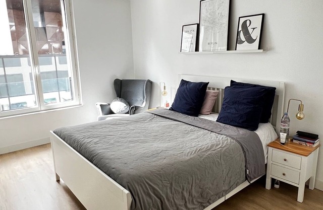 Zentrales Pariser Familienapartment mit Balkonen. Direkte Metro von Orly Airport