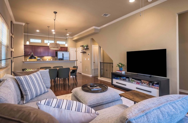 Zilker House Skyline Views & Parkside Stay