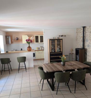 Vallon-Pont-d'Arc Casa | Évasion vigneronne, jolie maison de village en pierre