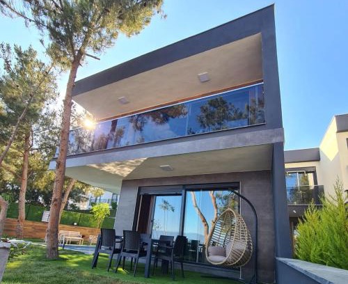 Kadnlar Denizi Mahallesi Villa | Özel havuz ve deniz manzaralı yeni villa