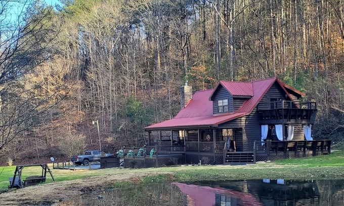Tate Casa | ʕ ᴥ ʔ Private Pond on 7 acres - Honey's Hideaway