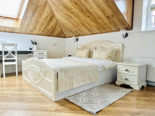 Kamenets-Podol'skiy Apartamento | Апартаменти - Історія з вікна