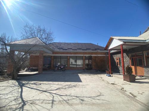 Kyrgyzstan Casa | Дом Паризата Үсөнова