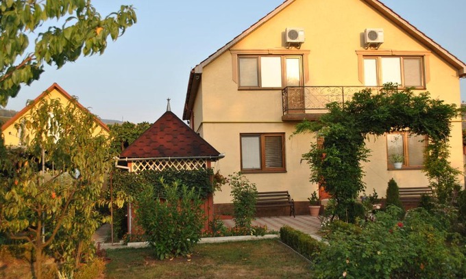 Holubyne Casa | Квітковий двір