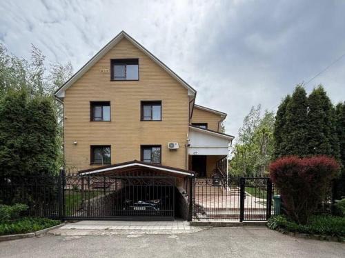 Rzhyshchiv Villa | Комфортний будинок для сімейного відпочинку в Ржищеві