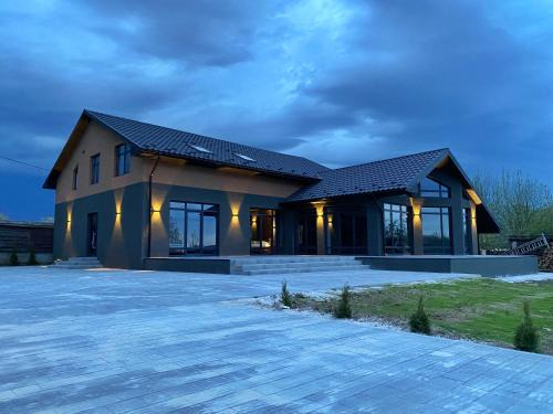 Vyzhnytsya Casa | Маєток на Озерах