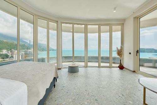 Becici Apartamento | Панорамная квартира на первой линии моря Skyline Resort, Becici, Budva