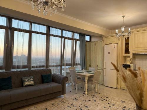 Almaty Apartamento | Просторная и уютная квартира с панорамным витражом с видом на город, Центральный стадион, Театр и другие знаковые места Алматы