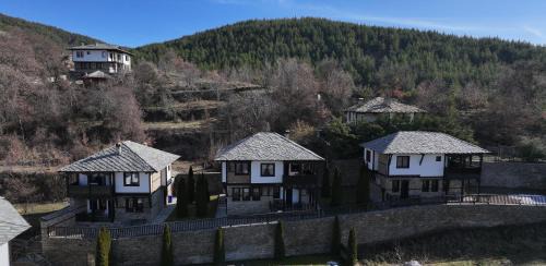 Leshten Casa | Трите къщи