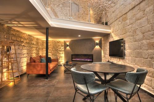 Artists Colony Casa | אבנים טובות