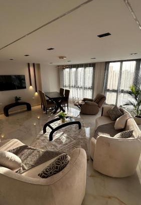Al Duqqi Apartamento | المهندسين