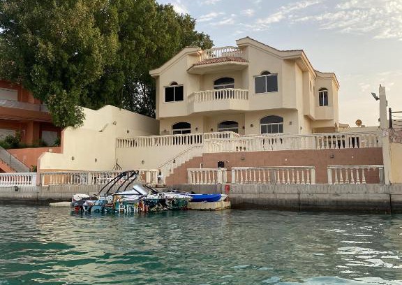 Al Kura Casa | شاليه بإطلالة بحرية مميزة