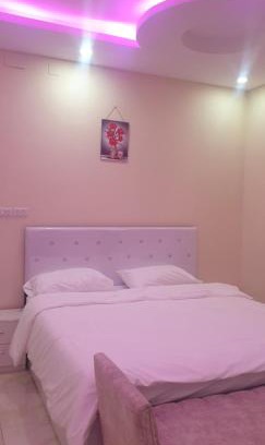 Tabuk Apartamento | شقة بنظام فندقي بعقار سكني عائلي بغرفتين نوم ومجلس دور أرضي مخدوم غرفة نوم رئيسه بسرير كبير حمام خاص وغرفة نوم ثانية ب 3 اسرة مفردة وبحمام مستقل و مطبخ مجهز و مجلس و مدخل مستقل الارخص بالنظام الفندقي الخاص