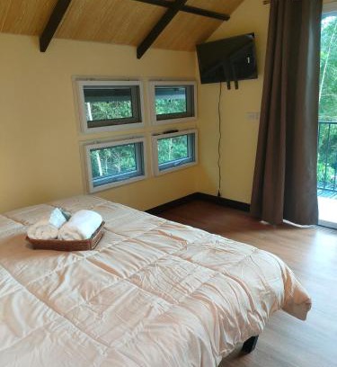 Phrom Khiri Complejo | สถานีน้ำหวาน รีสอร์ท น้ำตกอ้ายเขียว