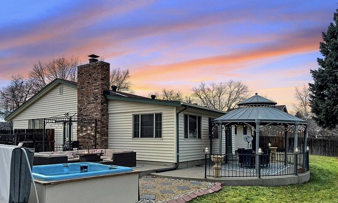 Northwest Arvada Casa | Refugio familiar con jacuzzi, cine en casa y diversión sin fin cerca de Denver
