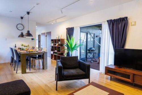 Yonashiroteruma Villa | テラスでBBQ&サウナ&ジャグジー付き 築浅おしゃれな貸別荘 最大16名宿泊可能 Cottage Uruma