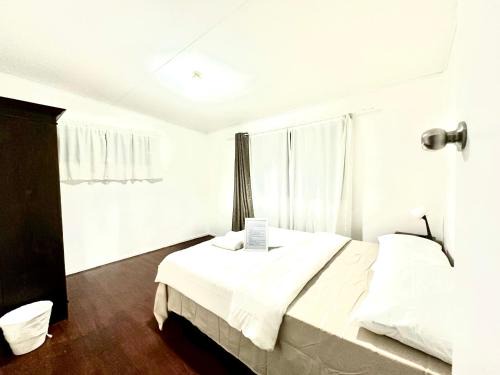 Upper Mount Gravatt Casa | 凤凰树下英式房