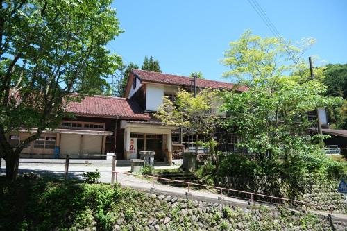 Shimoichi Apartamento | 奈良吉野の小学校跡地ゲストハウス-五右衛門風呂体験-漫画図書室-卓球台-一棟貸し-素泊まり-吉野山天川村観光-Small inn attached to a historic school building