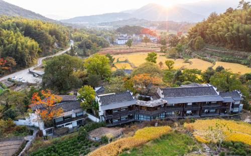 Yi County Cama Y Desayuno | 宏村塔川书院Hongcun Resort