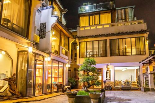 Xiufeng Casa | 桂林十方缘水晶民宿