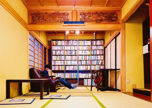 Toyama Casa | 泊まれる図書館 寄処 -yosuga-