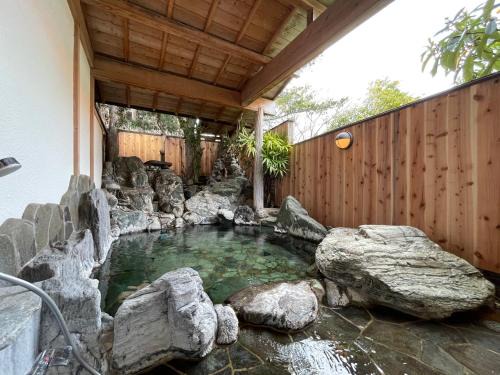 Matsuzaki Casa | 源泉かけ流しの露天風呂を独り占め！一棟貸切旅館「御宿あさか」29名まで宿泊可