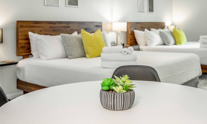 Chattanooga Cabina | 01: The Eames Suite - A PMI Scenic City Vacation Rental