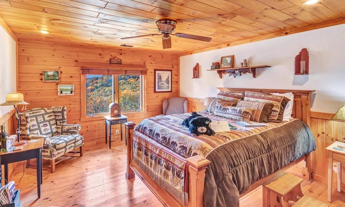 Cabins Casa | 08) Cave Mountain Room