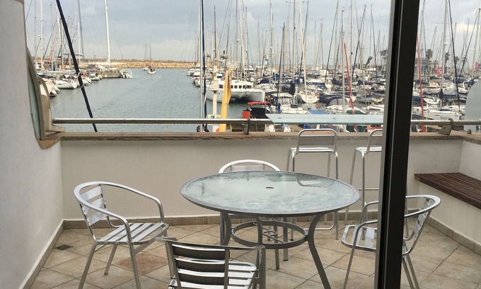 Herzliya Pituach Apartamento | 0cean condominio frente Hertzelia junto a la playa y restaurantes