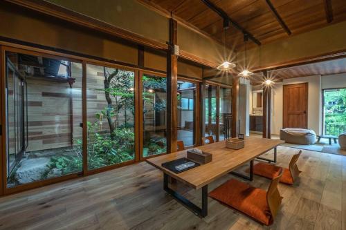 Hida Takayama Onsen Casa | 【1日1組限定4名まで同額】宮川沿いの町家一棟貸切ステイ ~WAT RESORT 飛騨まちやど 桜~
