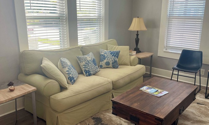 San Jacinto Apartamento | 1 1/2 blocks to beach right near Pleasure Pier. Close to cruise terminal too!