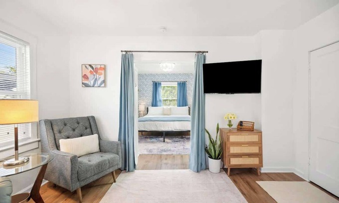 Lakeland Casa | 1/1 Affordable Downtown Pet Friendly Home
