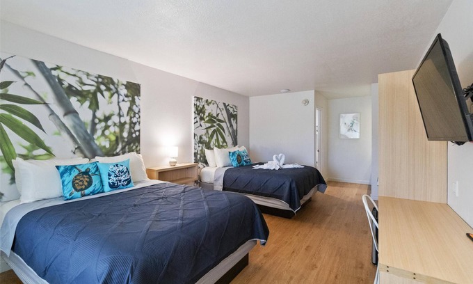 Campbell Condominio | 1/1 Condo-Hotel with double bed and community pool miles from Disney!