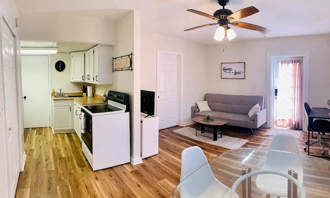 Disston Heights Apartamento | 1/1 Downstairs Apt, 15 min to Downtown or Beaches!