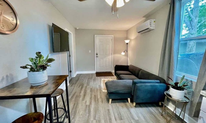 Dixieland Apartamento | 1/1 Full kitchen - Pet Friendly - Washer/Dryer